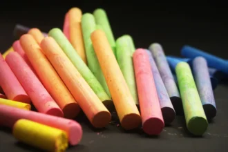 Colorir desenhos infantis.
