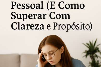 Mulher refletindo diante do notebook com expressão pensativa, simbolizando autoconhecimento e revisão de hábitos pessoais