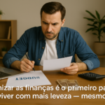 Homem concentrado analisando orçamento em mesa de trabalho, com calculadora e cédulas, representando organização financeira mesmo com pouca renda