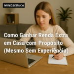 Mulher escrevendo em caderno enquanto trabalha em casa com laptop, simbolizando como ganhar renda extra com propósito mesmo sem experiência