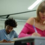 alunos escrevendo