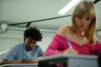 alunos escrevendo