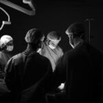 médicos fazendo cirurgia