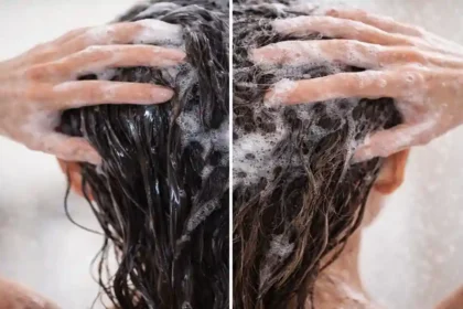 Pessoa lavando o cabelo com shampoo antirresíduo realizando limpeza profunda nos fios e couro cabeludo