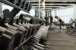 É possível treinar usando apenas o peso do corpo e halteres?