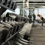 É possível treinar usando apenas o peso do corpo e halteres?