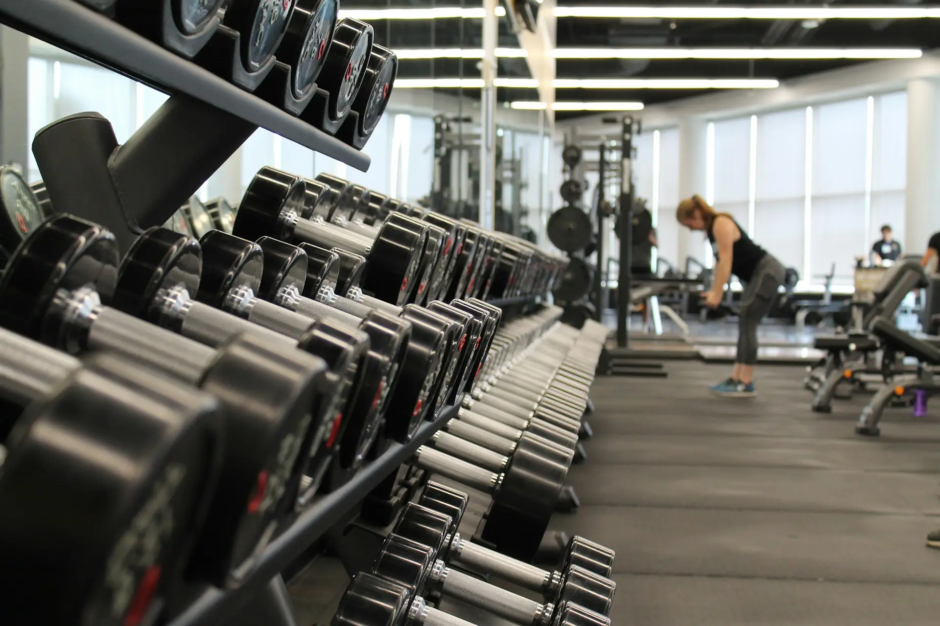 É possível treinar usando apenas o peso do corpo e halteres?