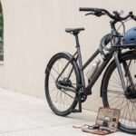 Bicicleta urbana com capacete, cadeado e acessórios sobre fundo claro