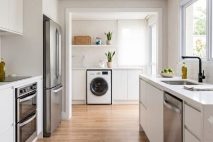Cozinha e lavanderia modernas com eletrodomésticos organizados para facilitar a rotina doméstica