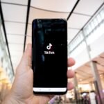 Como Guardar Seus Vídeos Favoritos Para Assistir Mais Tarde com o Snaptik Navegar pelas redes sociais é uma experiência repleta de descobertas diárias. A todo momento, encontramos tutoriais valiosos, receitas práticas, dicas de viagem, análises de produtos ou simplesmente aquele conteúdo engraçado que queremos rever depois ou compartilhar no grupo da família. No entanto, com o volume gigantesco de publicações que chegam ao nosso feed a cada segundo, é muito comum perder de vista aquele post especial. Se você não salvar a mídia imediatamente, encontrá-la novamente no histórico de visualizações pode ser uma tarefa bem difícil e frustrante. Aprender a organizar e armazenar seus conteúdos preferidos de forma prática garante que você monte um acervo pessoal sempre acessível, mesmo quando estiver sem sinal de internet ou quiser rever o material no futuro. As Melhores Formas de Organizar e Salvar Seus Conteúdos Existem diferentes métodos para guardar conteúdos digitais, variando conforme a sua necessidade de uso. Você pode optar por coleções internas na própria plataforma ou pelo download direto no seu dispositivo. Criando Coleções Internas no Aplicativo A maioria das redes sociais oferece ferramentas nativas para salvar e categorizar publicações dentro da sua própria conta. Vantagens das Coleções Internas Organização por temas: É possível criar pastas separadas como "Receitas", "Treinos", "Dicas de Estudo" ou "Viagens". Acesso rápido: Suas mídias salvas ficam vinculadas ao seu perfil e podem ser acessadas em qualquer aparelho onde sua conta estiver conectada. Economia de espaço: O conteúdo fica armazenado na nuvem do aplicativo, sem ocupar a memória física do seu celular. No entanto, a grande limitação desse método é que você ainda dependerá de uma conexão ativa de internet para reproduzir os vídeos guardados e ficará sujeito a perder o acesso caso o criador original decida apagar a publicação. Baixando os Arquivos Diretamente no Celular ou Computador com o Snaptik Para quem busca total autonomia e quer garantir que a mídia permaneça acessível em qualquer lugar — inclusive em locais sem sinal de Wi-Fi ou dados móveis —, o download direto para a memória do aparelho é a solução mais segura. Ao salvar o arquivo MP4 na sua galeria, você garante acesso permanente ao material e pode assisti-lo em qualquer reprodutor de mídia tradicional. Quando a intenção é baixar os conteúdos limpos e sem marcas d'água flutuantes diretamente da plataforma, utilizar um serviço prático como o Snaptik facilita bastante o processo de guardar os arquivos na memória do seu dispositivo. Dicas Para Manter Seu Acervo de Mídias Organizado Conforme você começa a guardar mais conteúdos, a galeria do seu celular pode se tornar caótica se não houver um mínimo de organização. Para manter tudo fácil de achar: Crie pastas na galeria: Separe seus arquivos baixados em álbuns temáticos na galeria do dispositivo para não misturar vídeos pessoais com tutoriais salvos da internet. Faça backup na nuvem: Utilize serviços como Google Fotos ou iCloud para sincronizar sua pasta de mídias baixadas, evitando perder seu acervo em caso de troca ou perda do aparelho. Faça uma limpeza periódica: Uma vez por mês, revise os vídeos guardados e exclua aqueles que você já assistiu ou que não têm mais utilidade. Guardar seus conteúdos favoritos com antecedência é a melhor escolha para transformar seu celular em uma biblioteca de conhecimento e entretenimento sempre disponível para você.