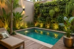 Paisagismo para piscina pequena com jardim vertical e plantas tropicais
